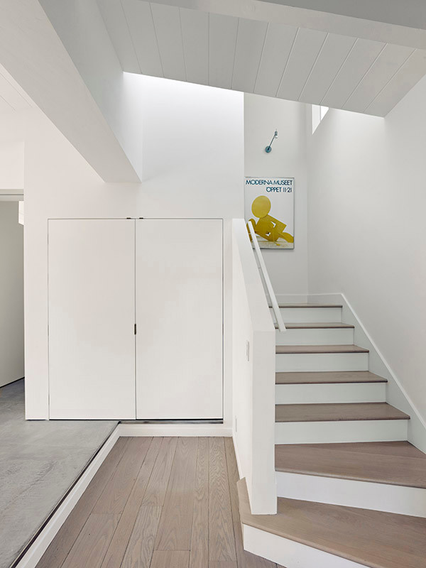 Idées déco pour un escalier peint moderne en L de taille moyenne avec des marches en bois.