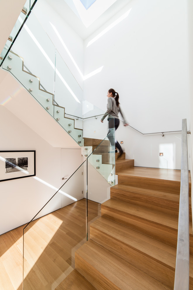 Cette image montre un escalier design avec des marches en bois et des contremarches en bois.