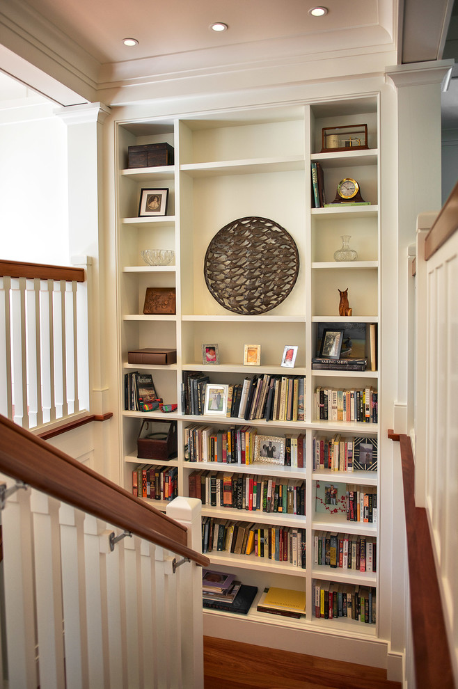 Источник вдохновения для домашнего уюта: п-образная лестница в классическом стиле с деревянными ступенями