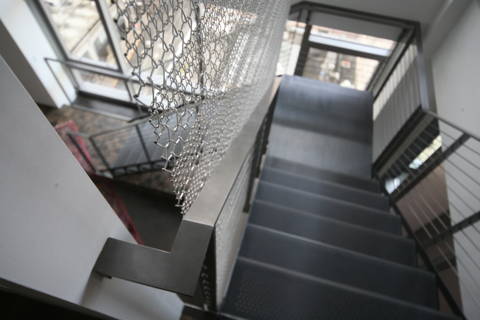 シアトルにあるコンテンポラリースタイルのおしゃれな階段の写真