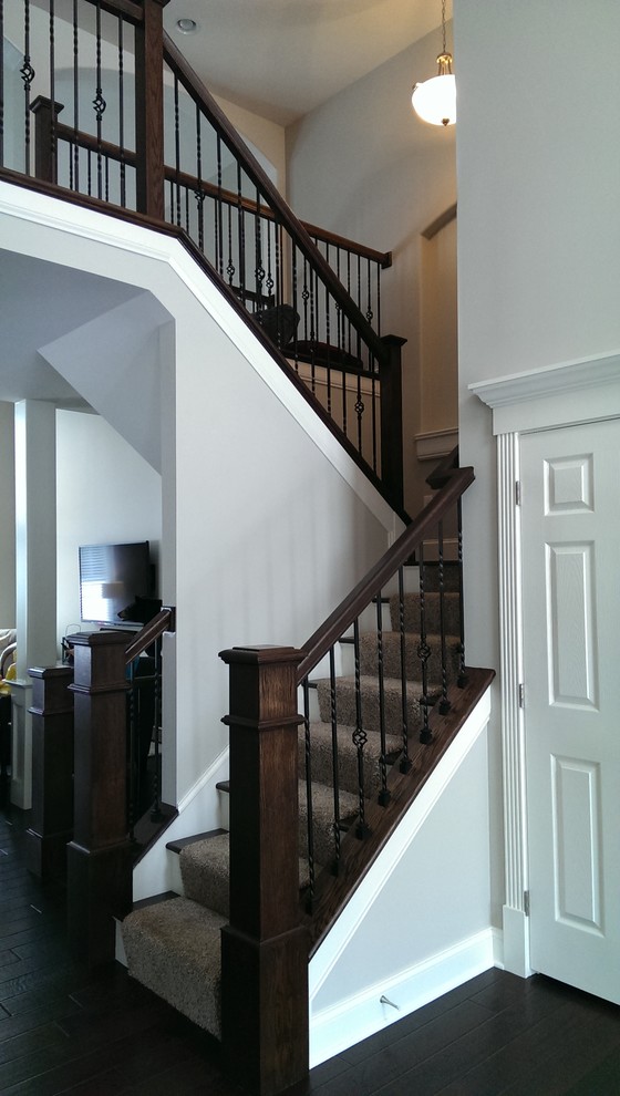 Mittelgroße Moderne Treppe in U-Form mit Teppich-Treppenstufen und gebeizten Holz-Setzstufen in Philadelphia