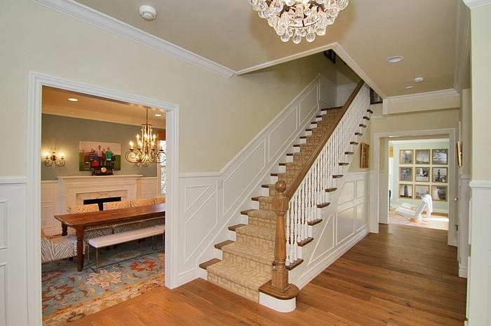 Идея дизайна: прямая лестница среднего размера в стиле неоклассика (современная классика) с деревянными ступенями и крашенными деревянными подступенками