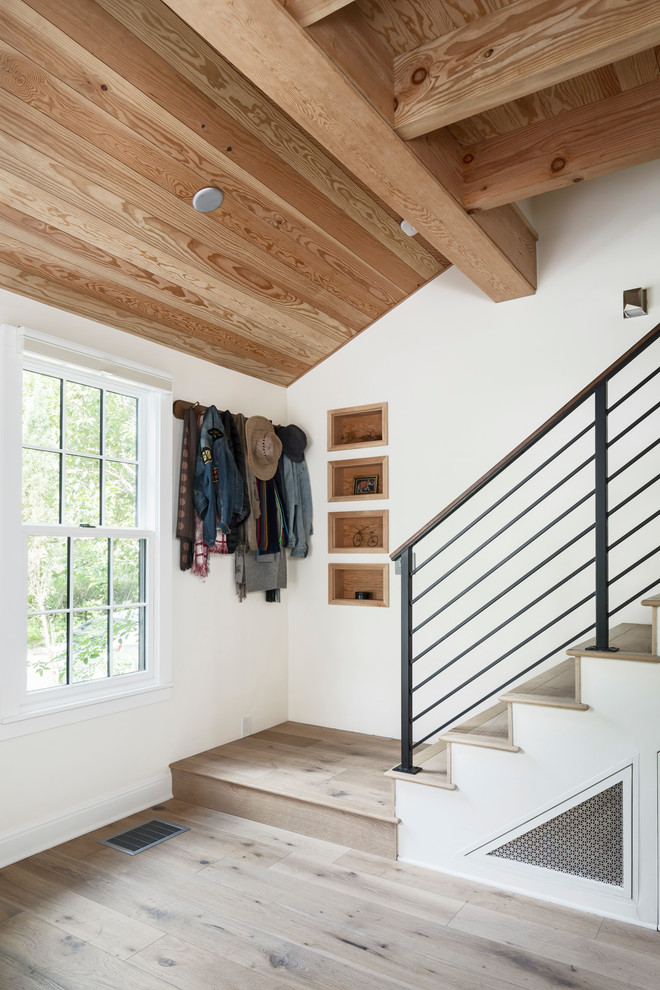 Modelo de escalera recta de estilo de casa de campo con escalones de madera, contrahuellas de madera y barandilla de metal