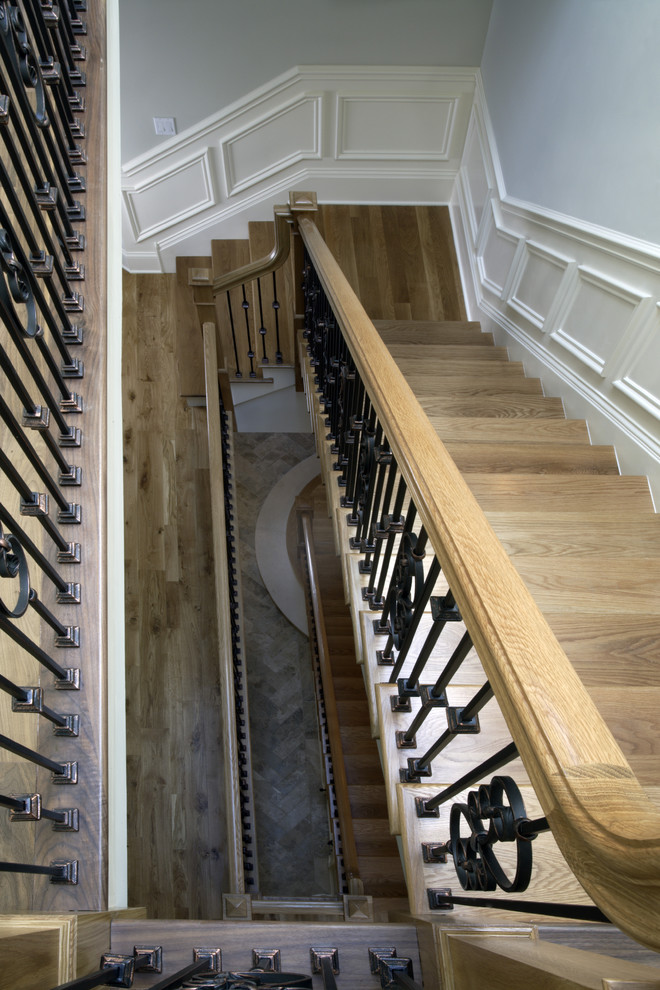 Idée de décoration pour un grand escalier peint tradition en U avec des marches en bois.