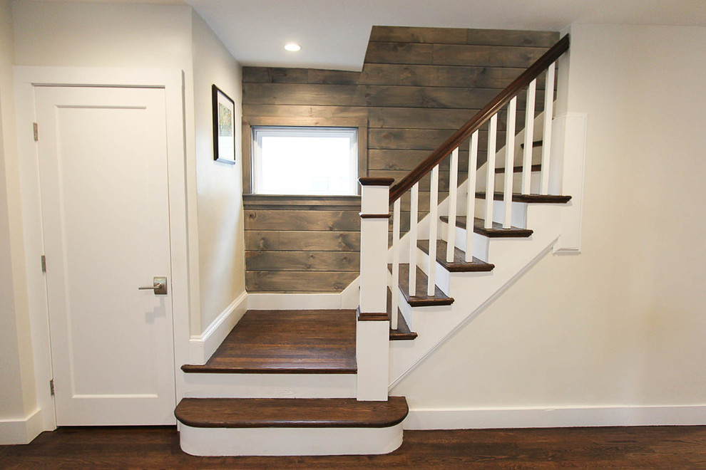 Стильный дизайн: угловая лестница среднего размера в стиле кантри с деревянными ступенями, крашенными деревянными подступенками и деревянными перилами - последний тренд