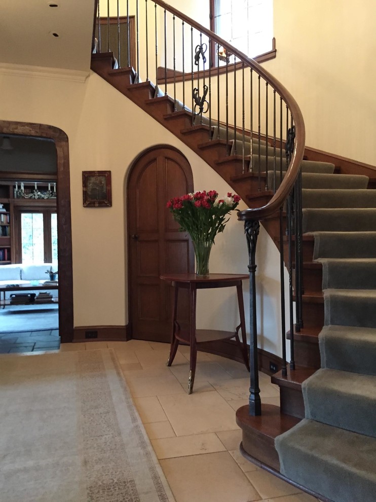 Gewendelte, Große Klassische Treppe mit Teppich-Treppenstufen in Milwaukee