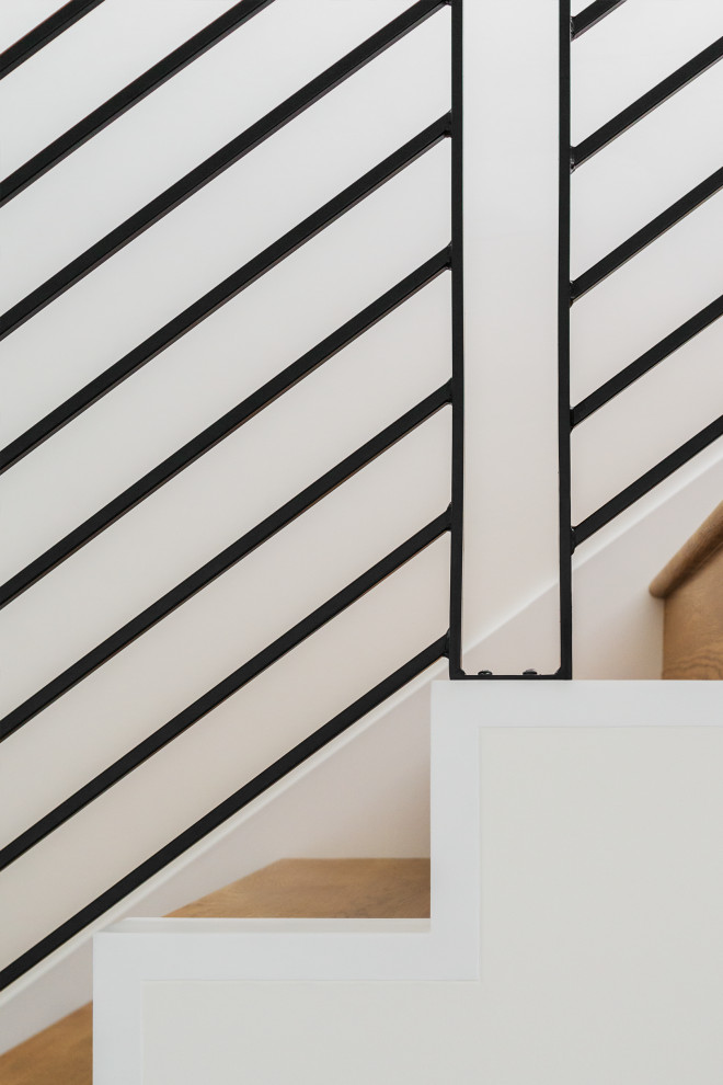 Источник вдохновения для домашнего уюта: прямая деревянная лестница среднего размера в современном стиле с деревянными ступенями и металлическими перилами