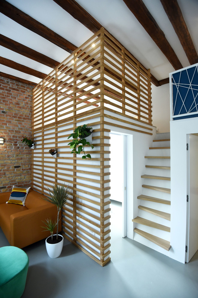 Gerade Moderne Holztreppe mit offenen Setzstufen in Sonstige