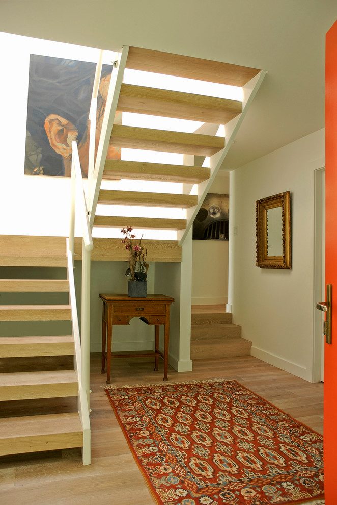 Стильный дизайн: п-образная лестница в современном стиле без подступенок - последний тренд