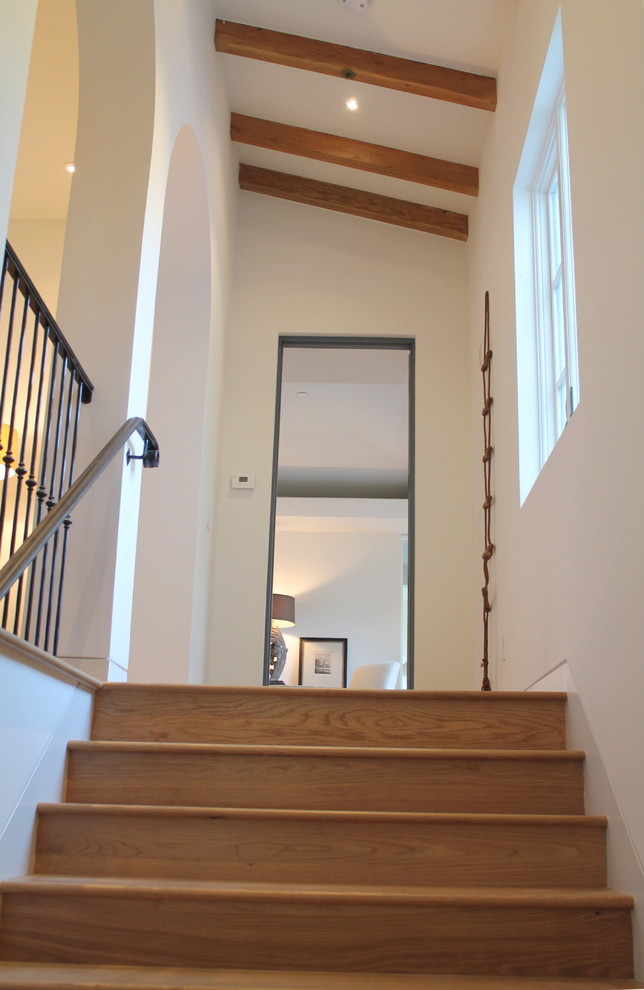 На фото: прямая деревянная лестница среднего размера в средиземноморском стиле с деревянными ступенями