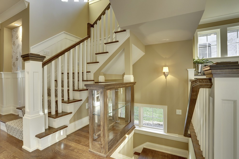 Свежая идея для дизайна: угловая лестница в стиле неоклассика (современная классика) с ступенями с ковровым покрытием и крашенными деревянными подступенками - отличное фото интерьера
