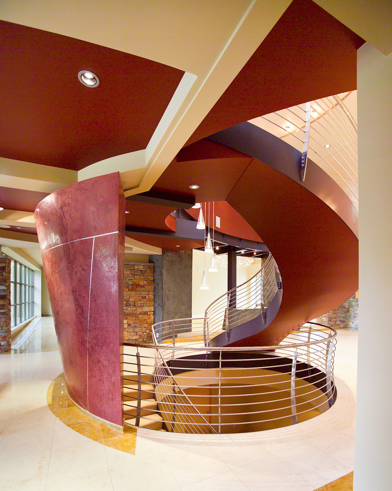 Aménagement d'un escalier courbe contemporain.