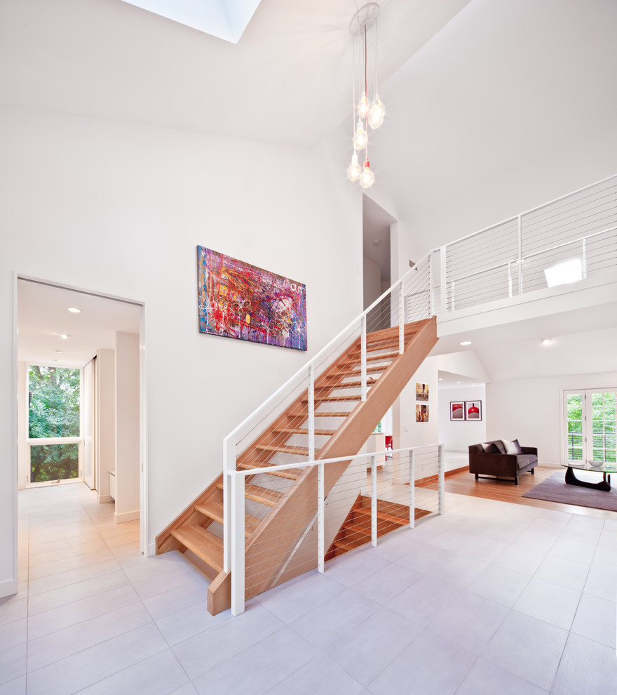 Стильный дизайн: прямая лестница в стиле модернизм с деревянными ступенями без подступенок - последний тренд