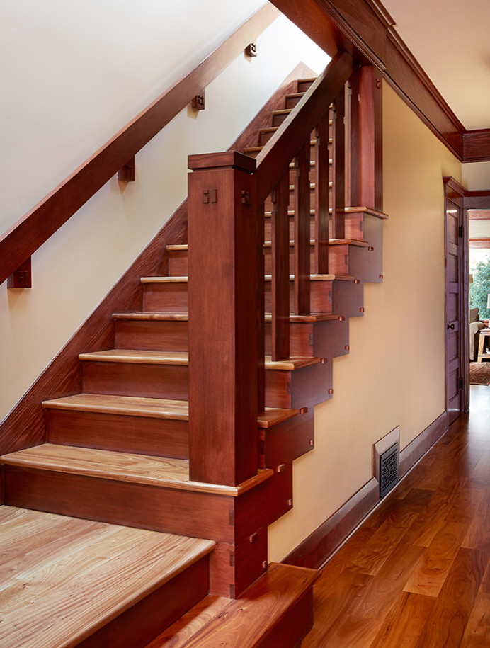Modelo de escalera recta de estilo americano con escalones de madera