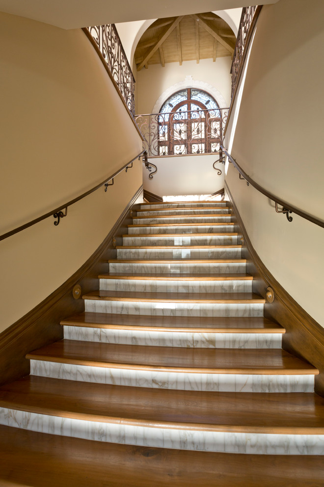 Diseño de escalera en L tradicional extra grande con escalones de madera y contrahuellas con baldosas y/o azulejos
