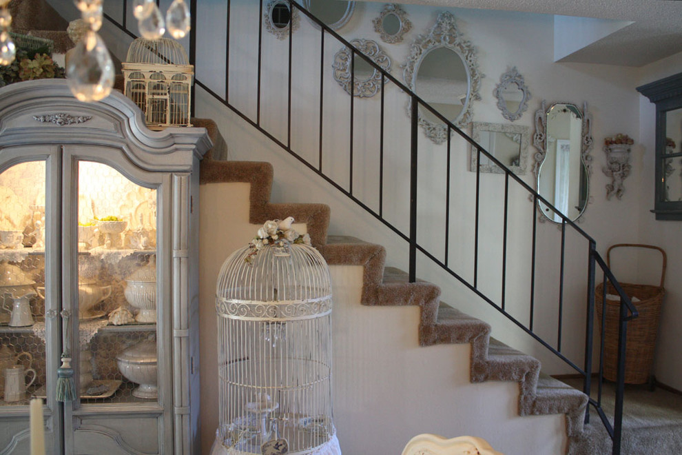Пример оригинального дизайна: лестница в стиле шебби-шик
