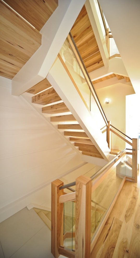 Свежая идея для дизайна: лестница в стиле ретро - отличное фото интерьера