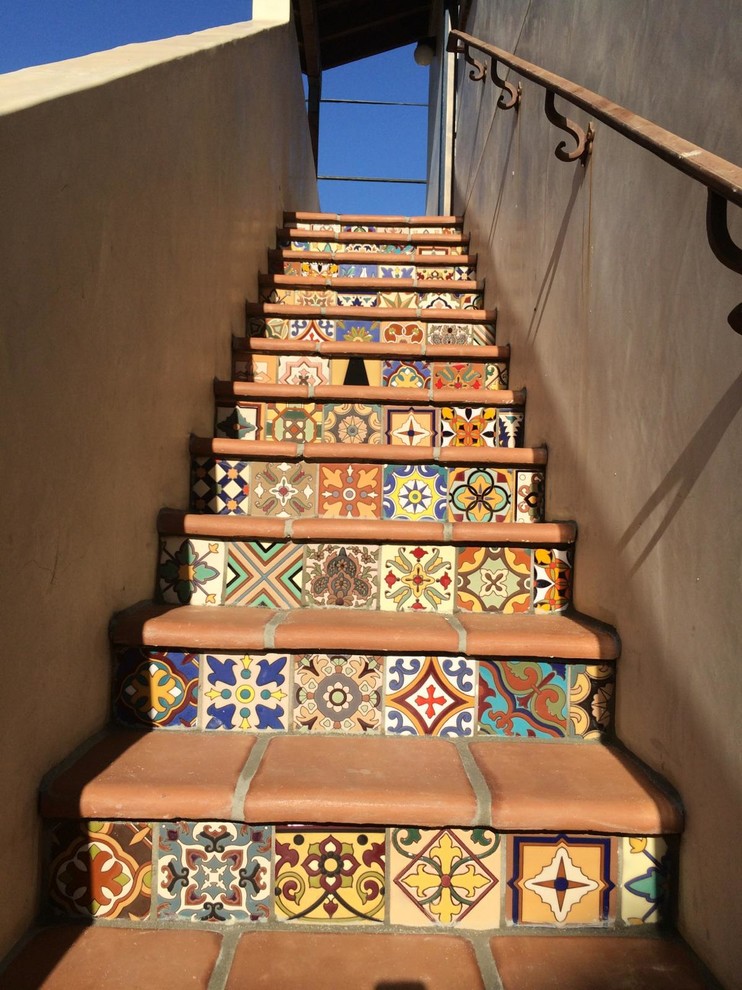 Ejemplo de escalera recta mediterránea con escalones con baldosas y contrahuellas con baldosas y/o azulejos