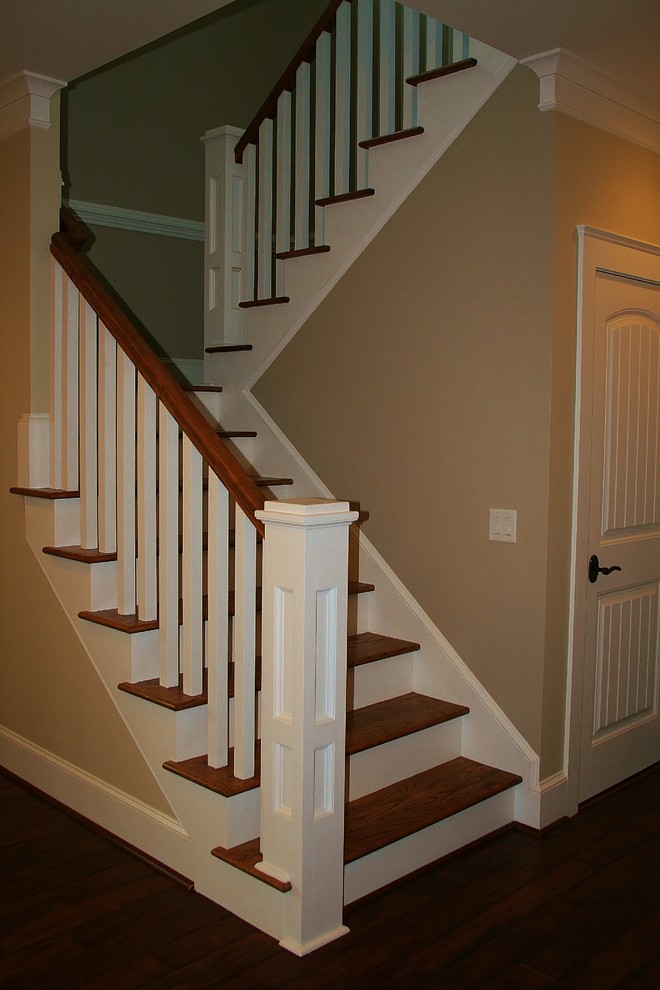 Modelo de escalera de estilo americano con escalones de madera y contrahuellas de madera pintada