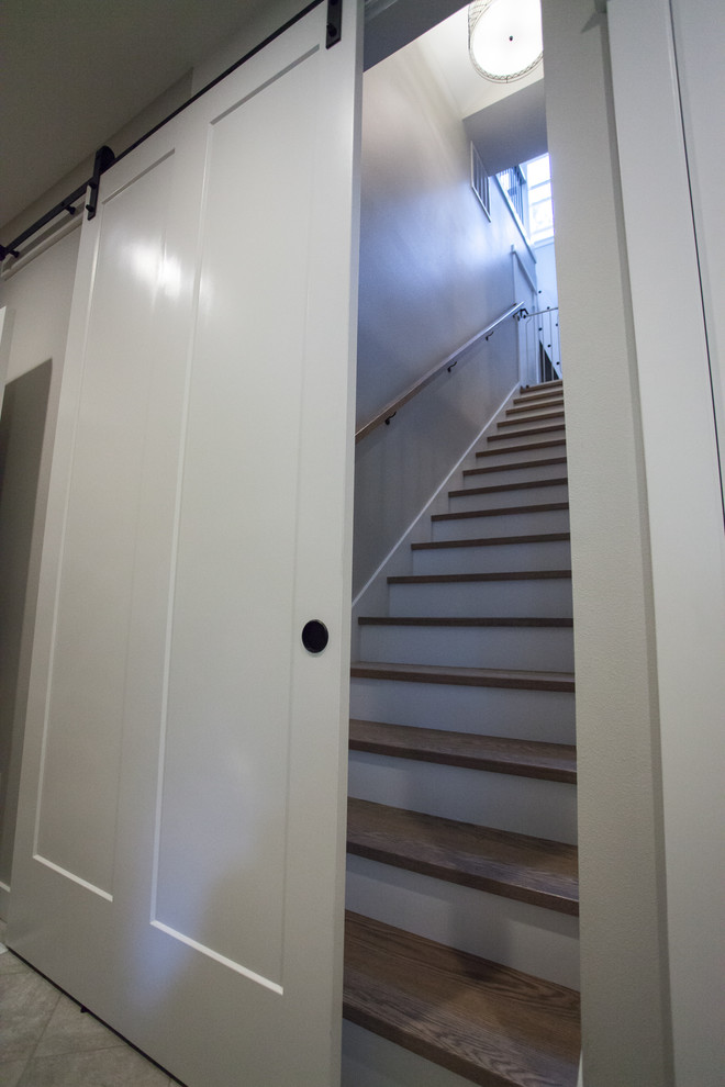 Источник вдохновения для домашнего уюта: прямая лестница среднего размера в стиле кантри с деревянными ступенями