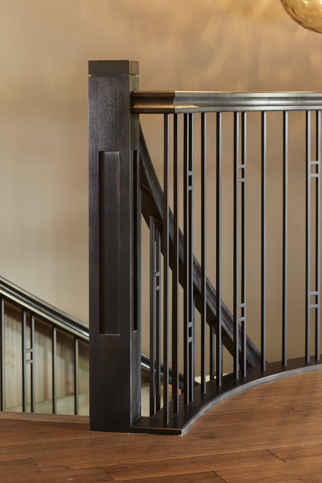 Источник вдохновения для домашнего уюта: изогнутая лестница в стиле кантри с ступенями с ковровым покрытием и деревянными перилами без подступенок