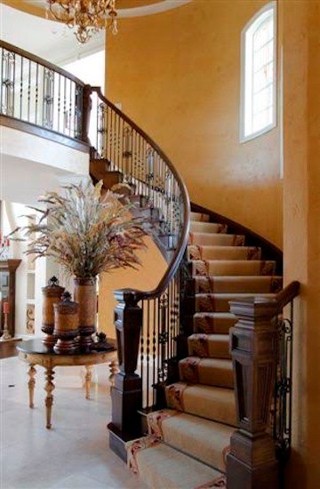 Источник вдохновения для домашнего уюта: большая изогнутая лестница в классическом стиле с деревянными ступенями и ковровыми подступенками