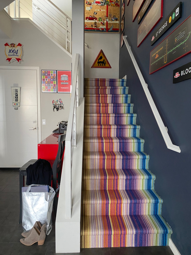Inspiration pour un escalier bohème de taille moyenne avec des marches en moquette, des contremarches en moquette et un garde-corps en matériaux mixtes.
