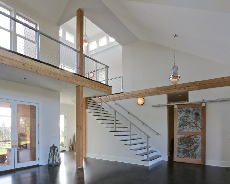 Foto de escalera recta actual de tamaño medio con escalones de madera, contrahuellas de madera pintada y barandilla de metal