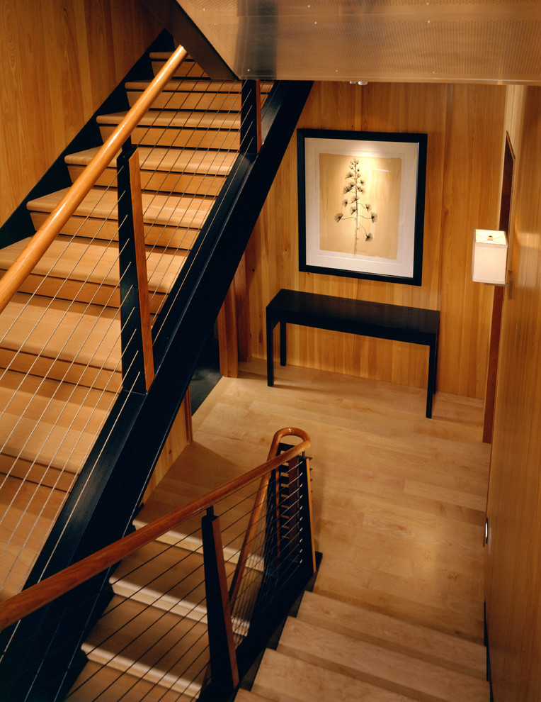 Idée de décoration pour un escalier minimaliste en U avec des marches en bois, des contremarches en bois et éclairage.