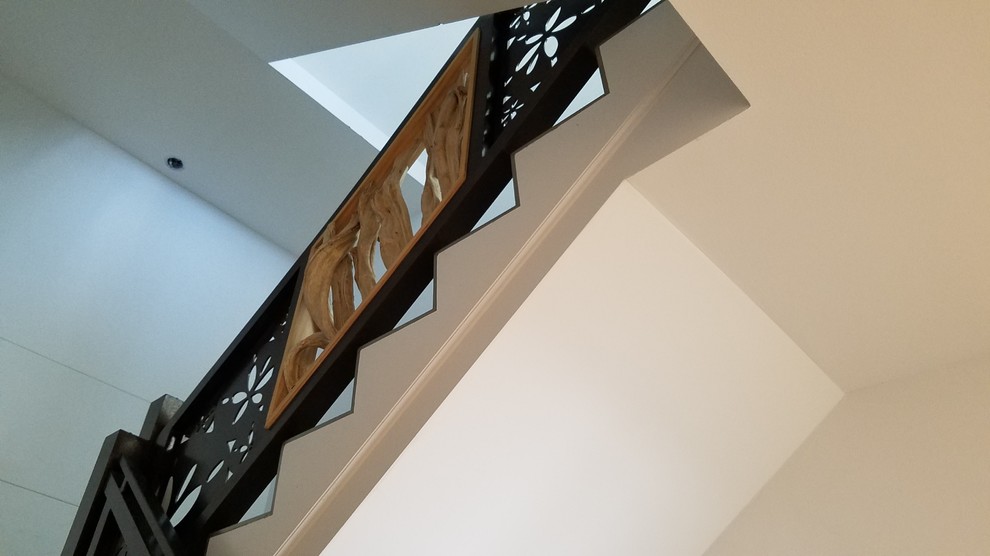 Источник вдохновения для домашнего уюта: лестница на больцах в морском стиле с металлическими перилами