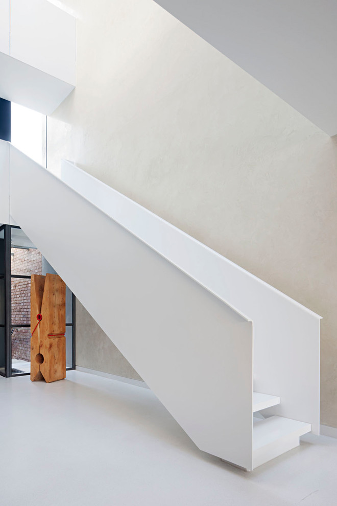 Imagen de escalera recta contemporánea sin contrahuella con barandilla de metal