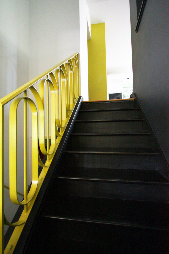 ポートランドにある中くらいなエクレクティックスタイルのおしゃれな直階段 (フローリングの蹴込み板) の写真