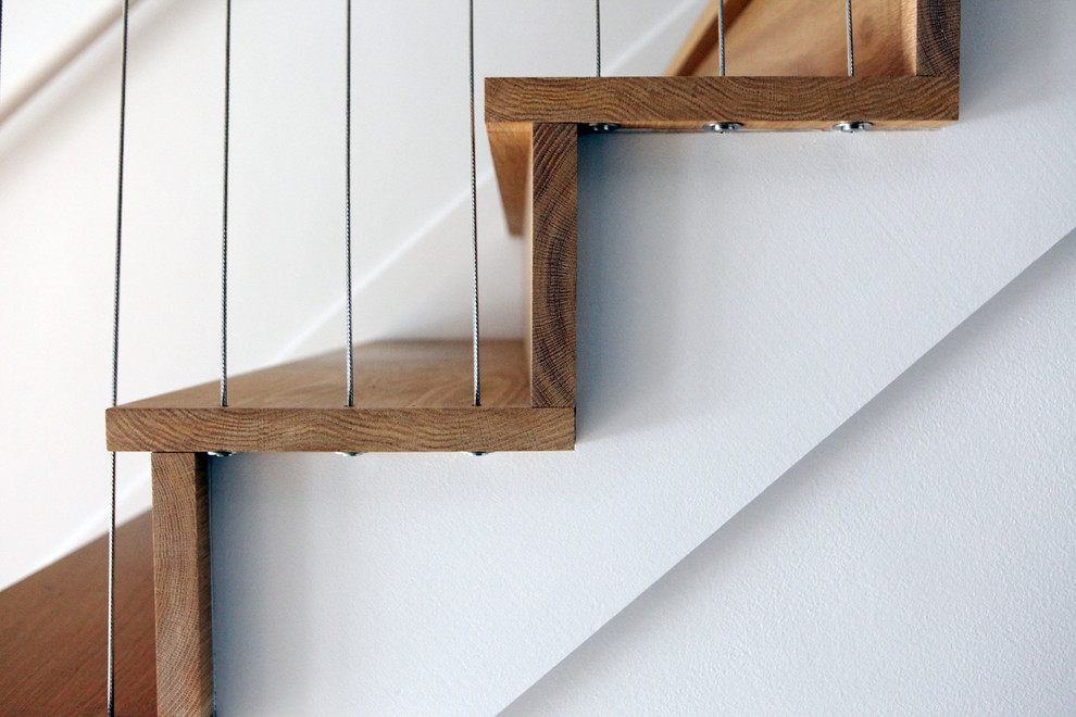 Foto di una scala a rampa dritta moderna di medie dimensioni con pedata in legno e alzata in legno