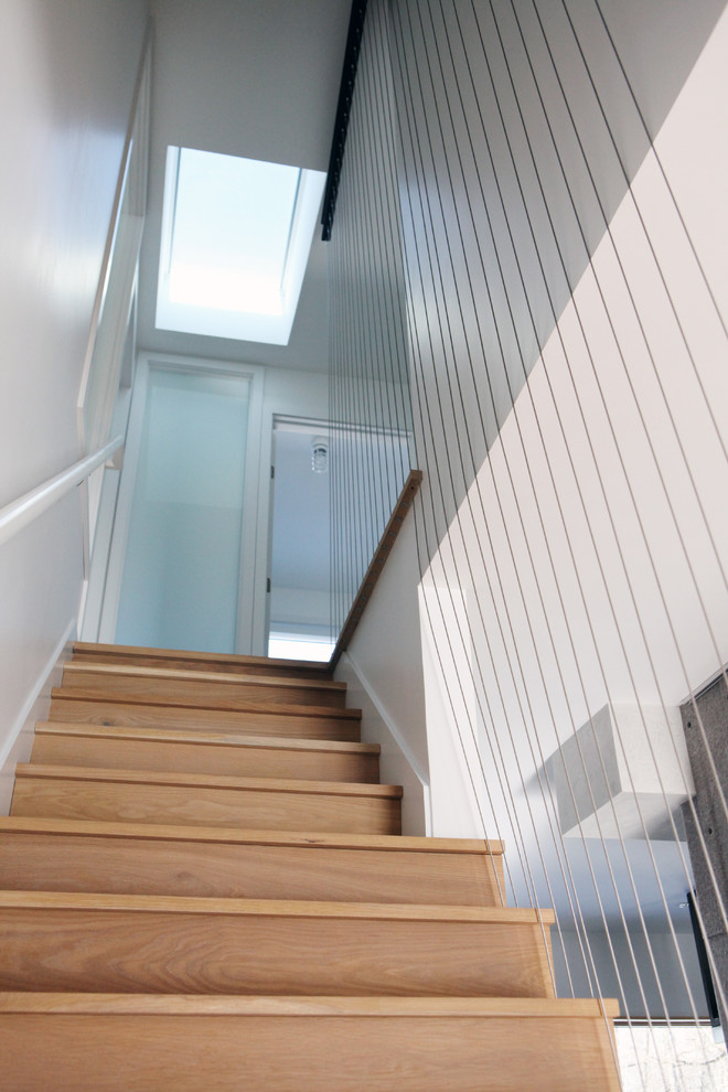 Modelo de escalera recta minimalista de tamaño medio con escalones de madera y contrahuellas de madera