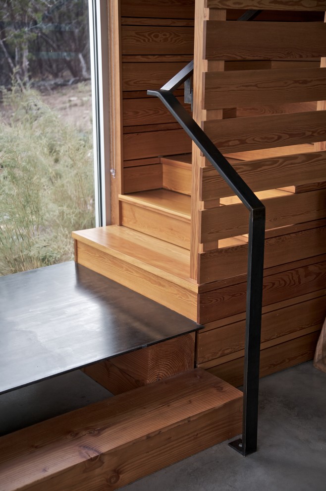 Gerade, Kleine Moderne Holztreppe mit Holz-Setzstufen in Austin