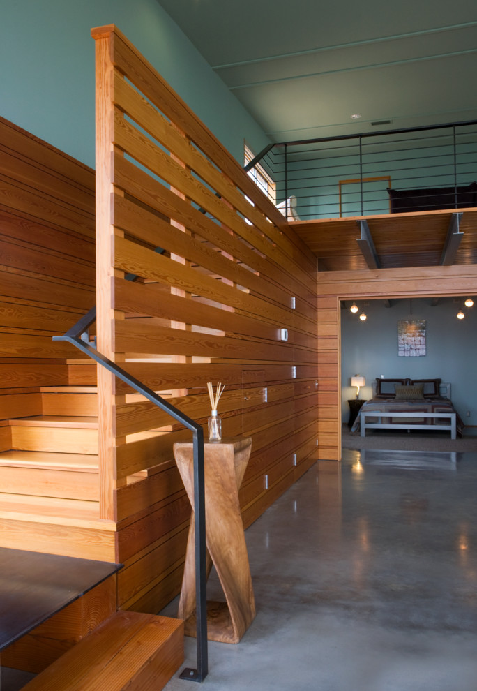 Idées déco pour un petit escalier droit contemporain avec des marches en bois, des contremarches en bois, un garde-corps en métal et palier.