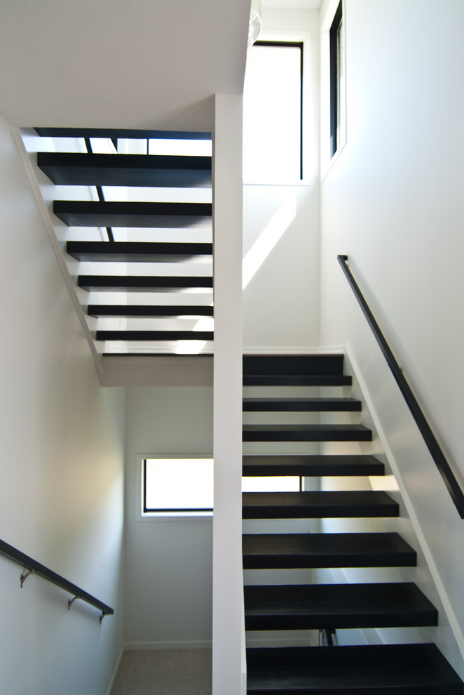 Стильный дизайн: п-образная лестница в стиле модернизм с деревянными ступенями - последний тренд