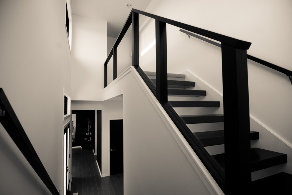Imagen de escalera minimalista con escalones de madera