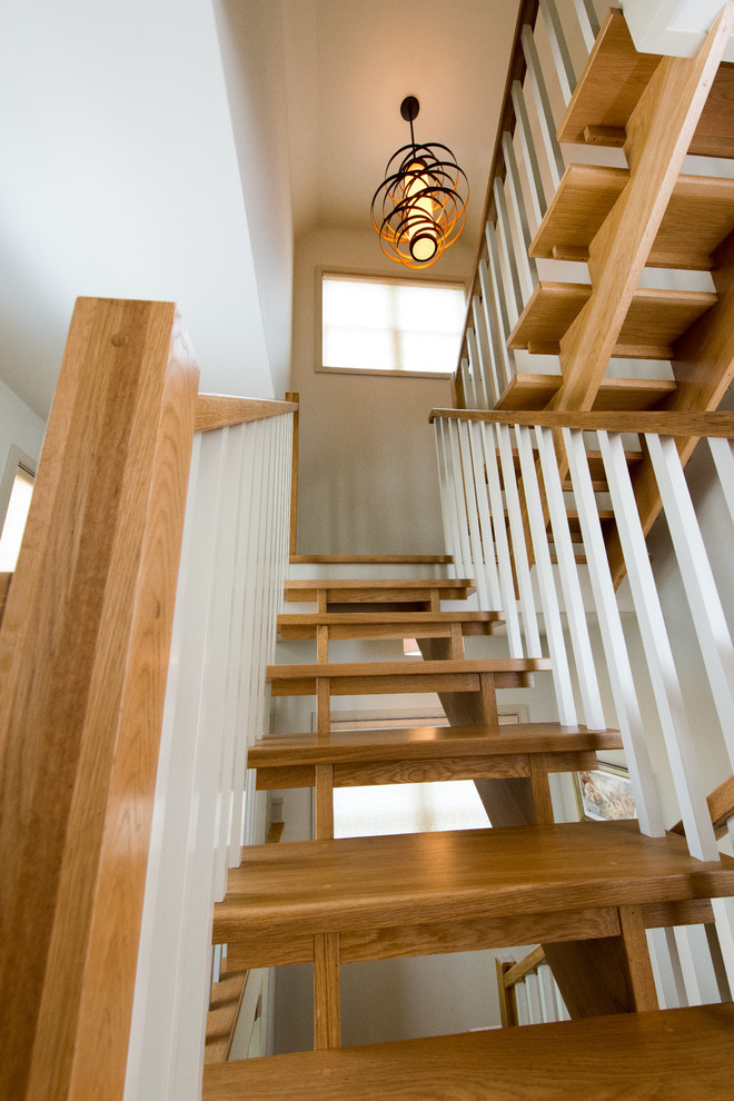 Modelo de escalera en U actual grande con escalones de madera y contrahuellas de madera