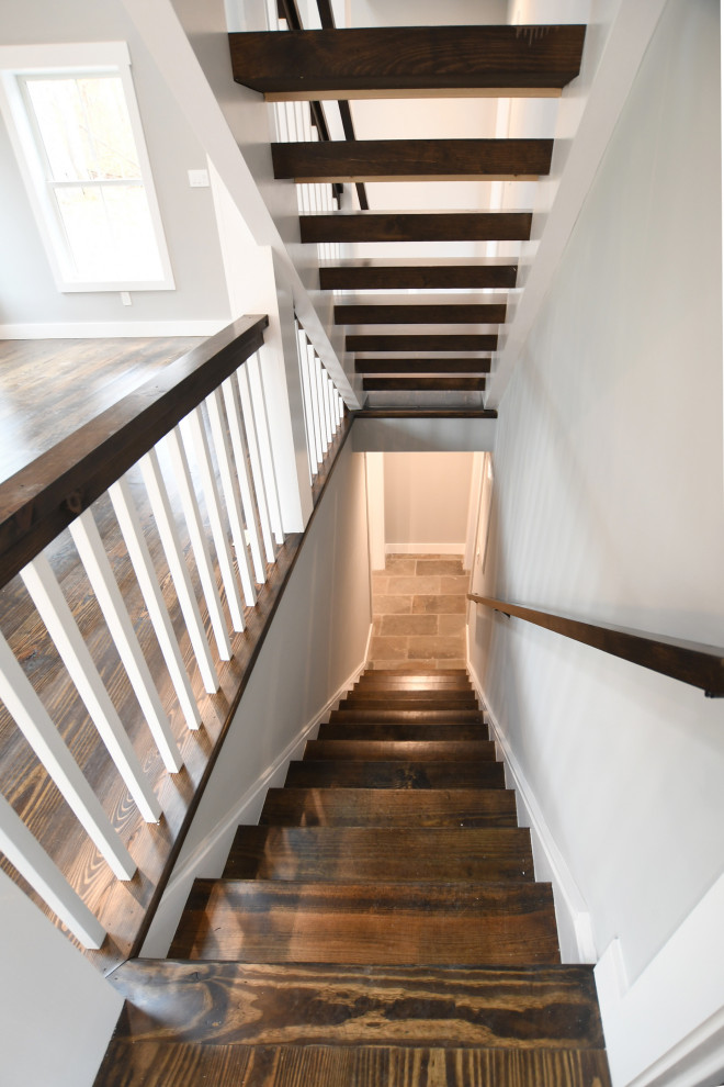 Aménagement d'un escalier sans contremarche droit campagne de taille moyenne avec des marches en bois et un garde-corps en bois.