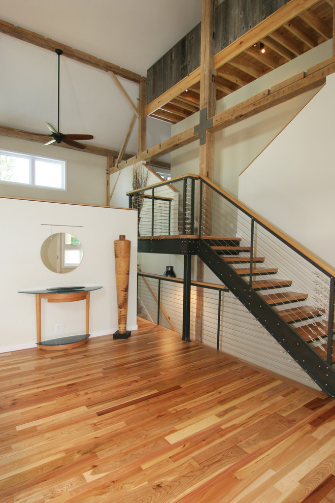 Imagen de escalera recta urbana de tamaño medio sin contrahuella con escalones de madera