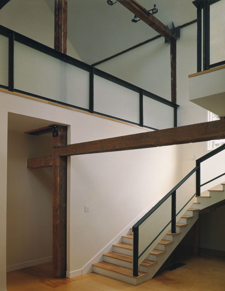 Пример оригинального дизайна: лестница в современном стиле с деревянными ступенями