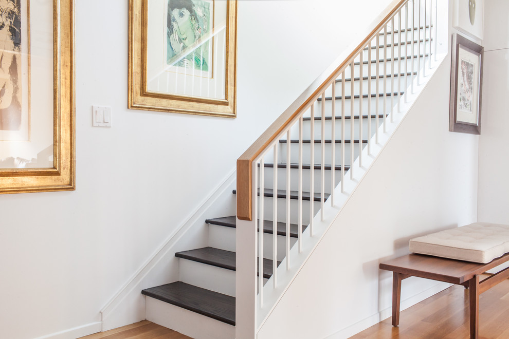 Inspiration pour un escalier minimaliste en L avec des marches en bois et des contremarches en bois.