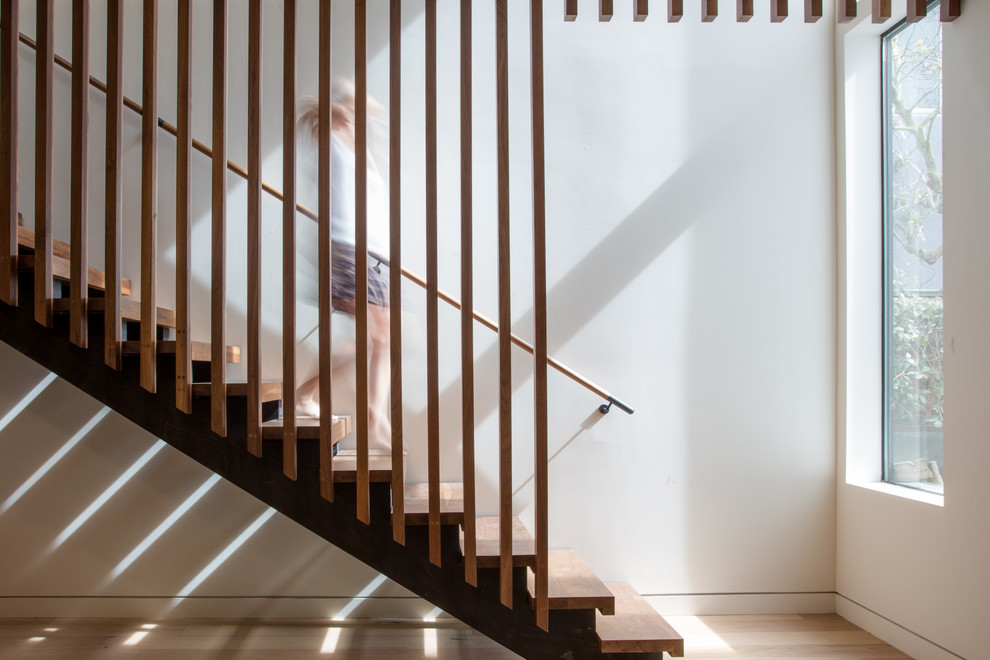 Стильный дизайн: прямая лестница среднего размера в стиле модернизм с деревянными ступенями и перилами из смешанных материалов без подступенок - последний тренд