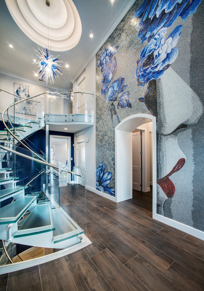 Идея дизайна: изогнутая лестница в современном стиле с стеклянными ступенями и стеклянными перилами
