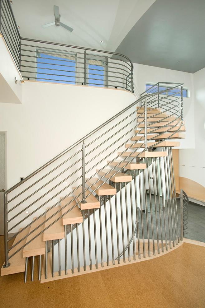 Foto de escalera curva contemporánea sin contrahuella con escalones de madera