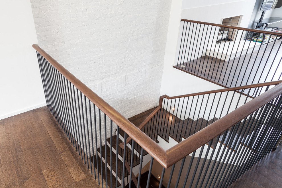 Idées déco pour un grand escalier peint classique en U avec des marches en bois et un garde-corps en bois.