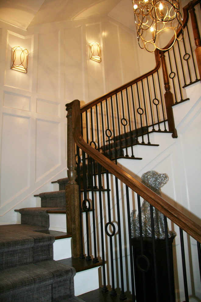 Foto de escalera curva tradicional renovada grande con escalones de madera y contrahuellas de madera pintada