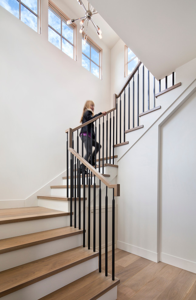 Diseño de escalera en U minimalista con escalones de madera y contrahuellas de madera