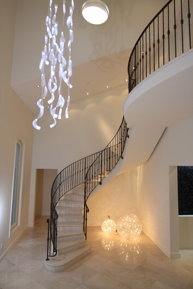 Cette image montre un escalier courbe design avec éclairage.